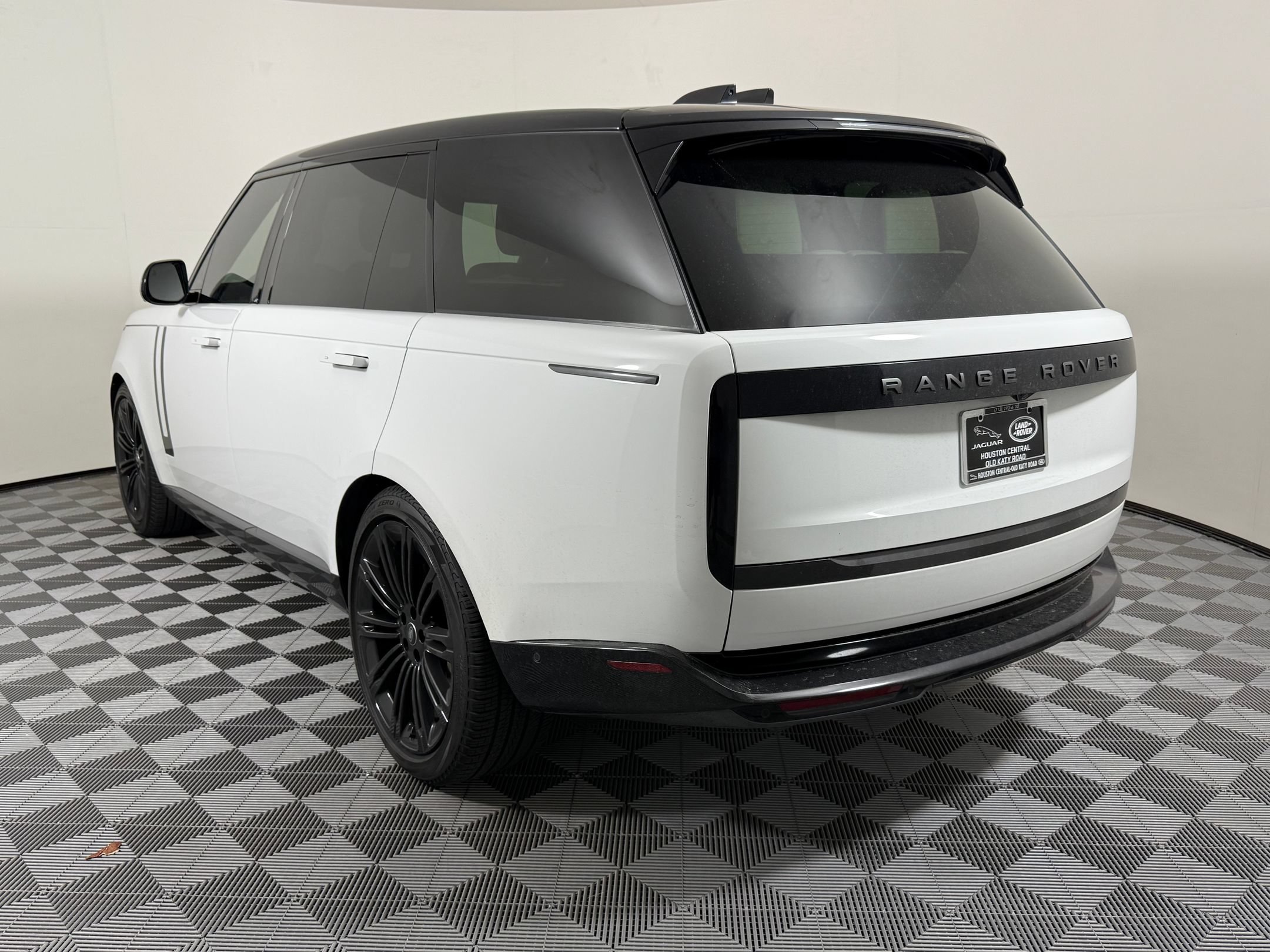 Used 2024 Land Rover Range Rover Long Wheelbase SE AWD/4WD image 3