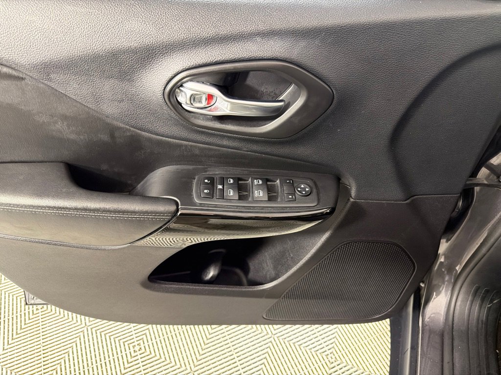 Used 2020 Jeep Cherokee Latitude Plus FWD image 11