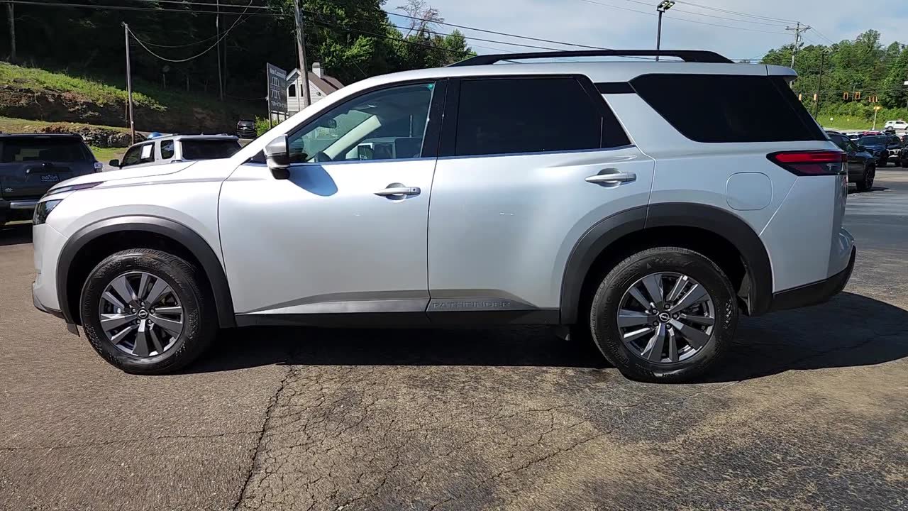 Used 2025 Nissan Pathfinder SV image 5