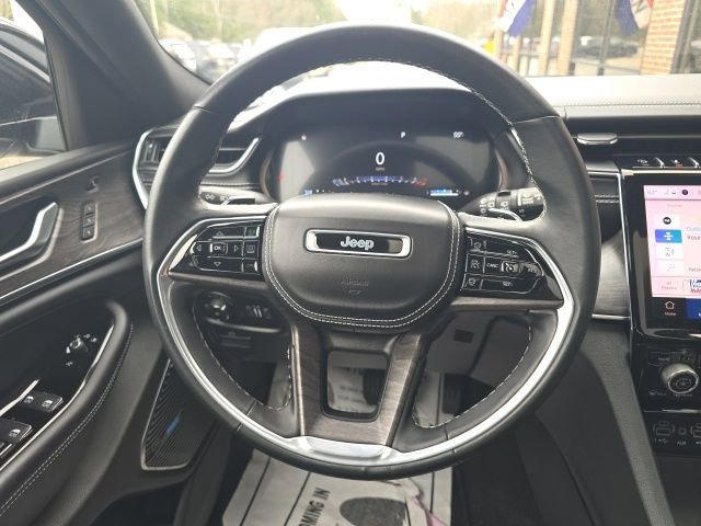 Used 2022 Jeep Grand Cherokee Overland w/ Luxury Tech Group IV AWD/4WD image 17