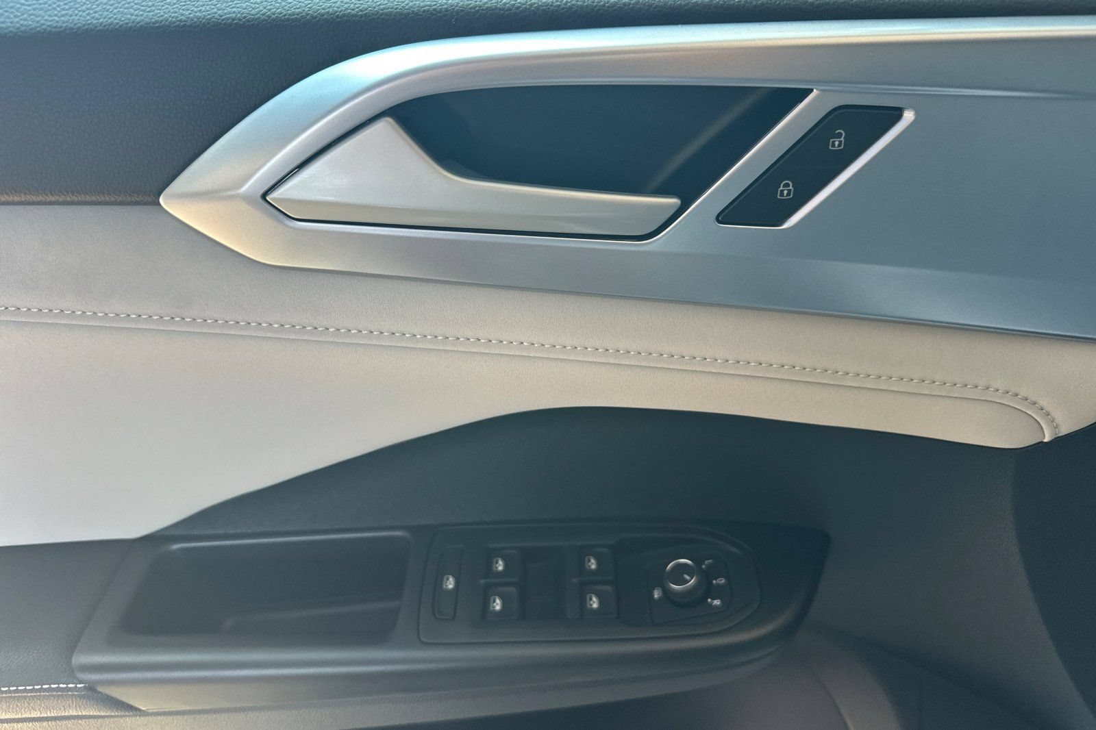 New 2026 Volkswagen Taos SE FWD image 9