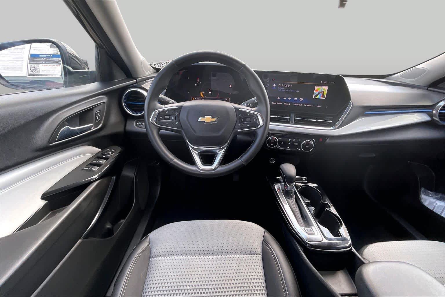 Used 2025 Chevrolet Trax LT w/ LT Convenience Package FWD image 6