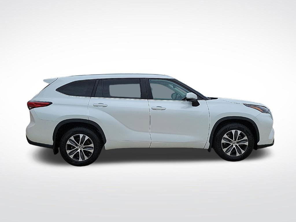 Used 2023 Toyota Highlander XLE AWD/4WD image 5