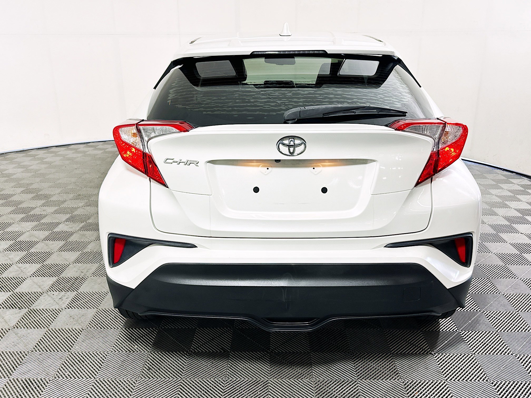 Used 2019 Toyota C-HR LE FWD image 4