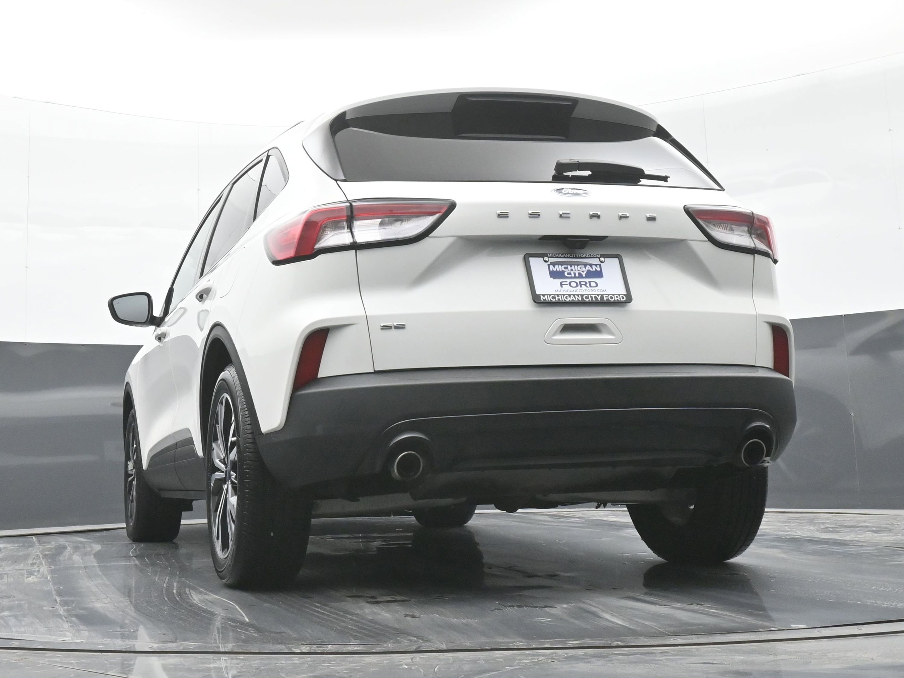 Used 2022 Ford Escape SE w/ SE Sport Appearance Package image 32