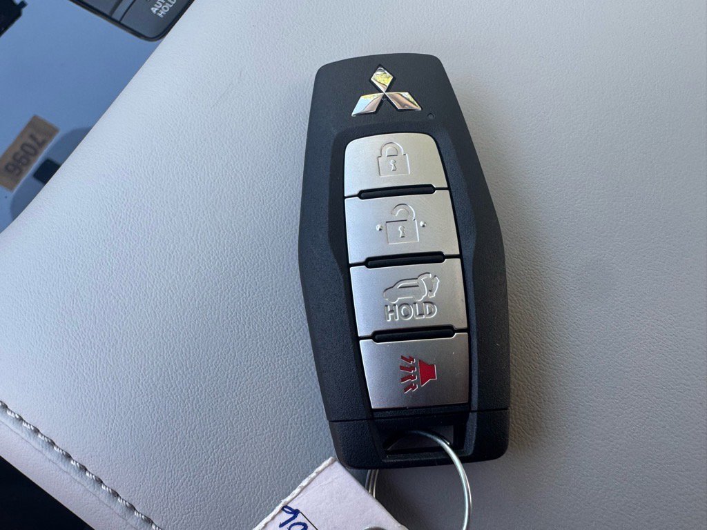 Used 2025 Mitsubishi Outlander AWD image 39