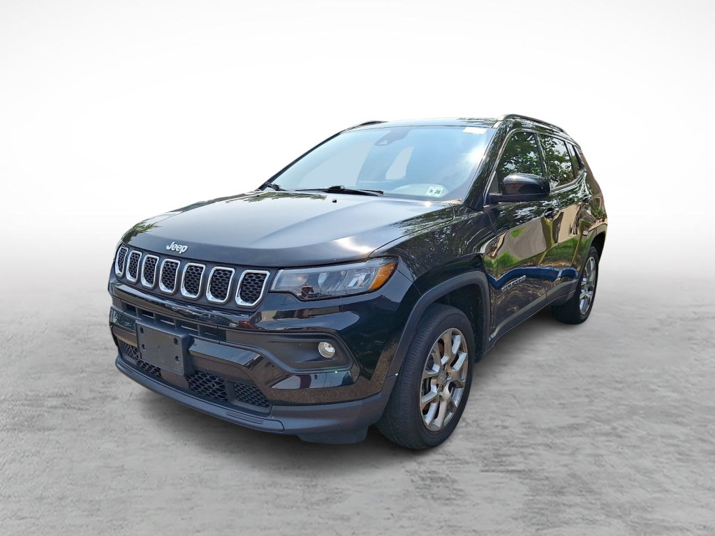 Used 2023 Jeep Compass Latitude w/ Sun and Sound Group AWD/4WD image 1