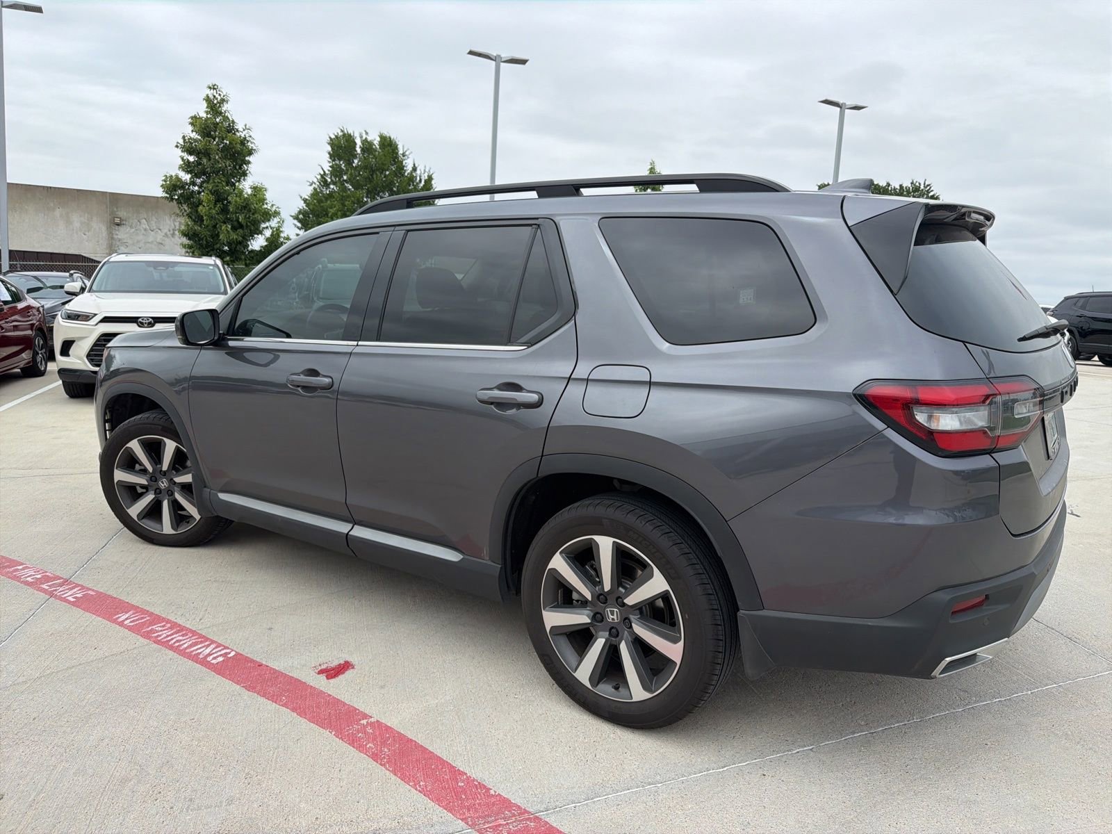 Used 2025 Honda Pilot Touring image 4