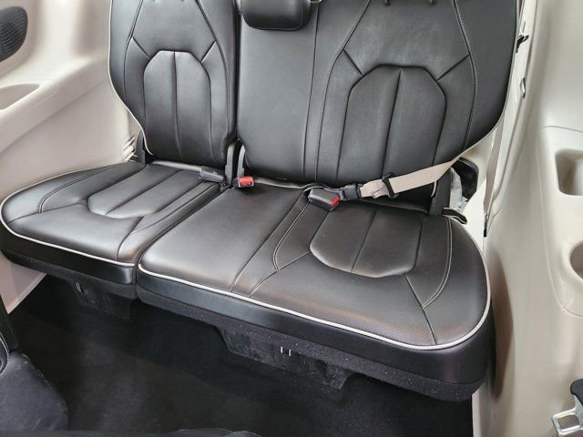 Used 2023 Chrysler Pacifica Limited image 42