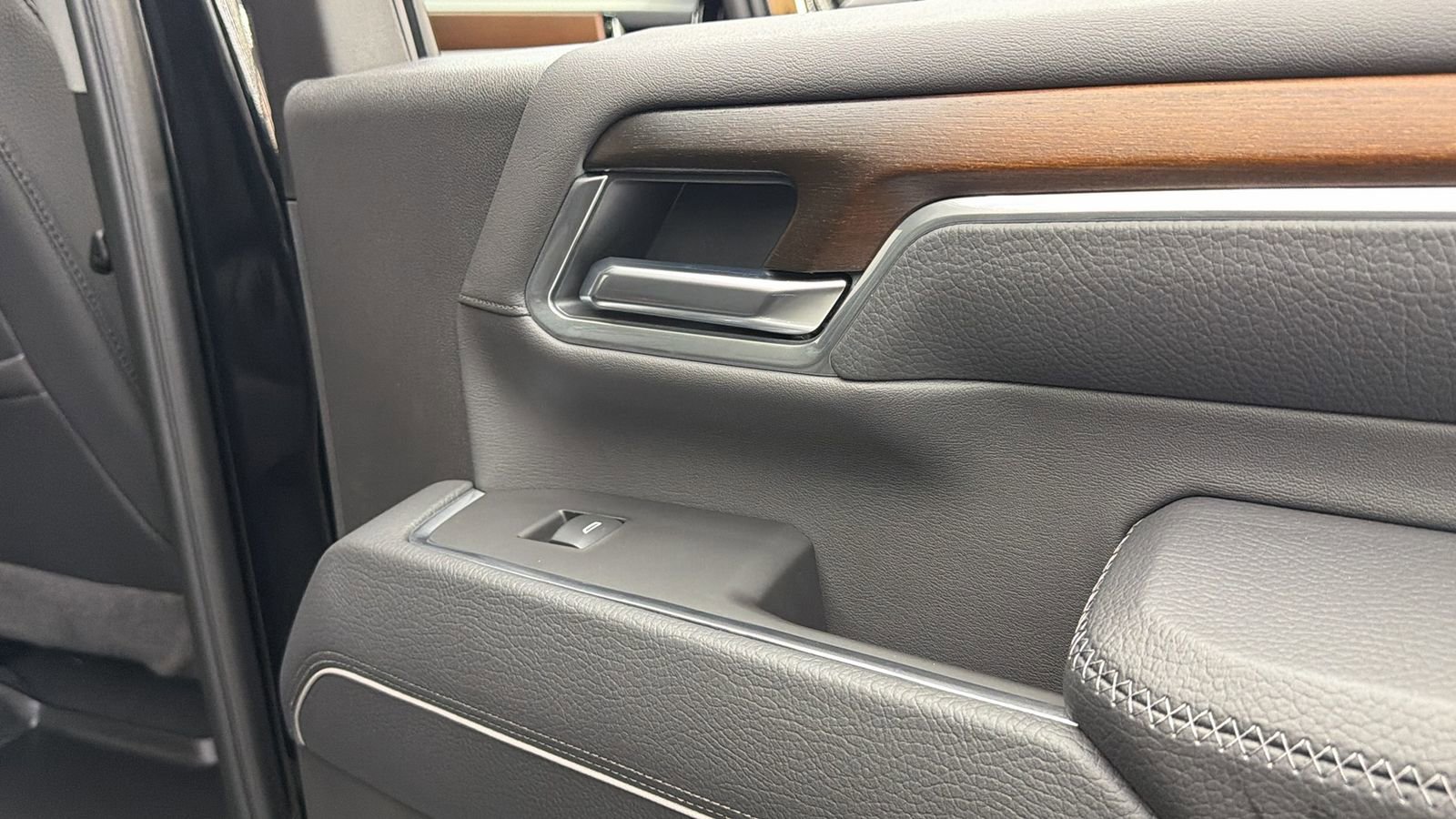 Used 2025 GMC Sierra 3500 Denali w/ Denali Reserve Package image 39