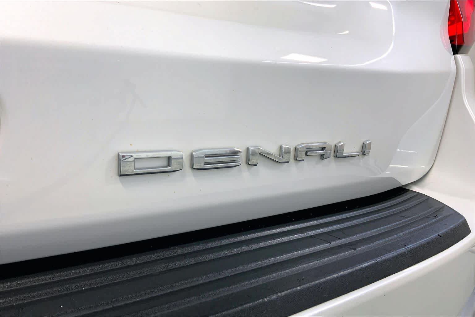 Used 2023 GMC Yukon XL Denali w/ Advanced Technology Package AWD/4WD image 9