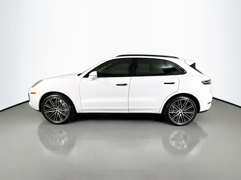 Used 2023 Porsche Cayenne Turbo image 2