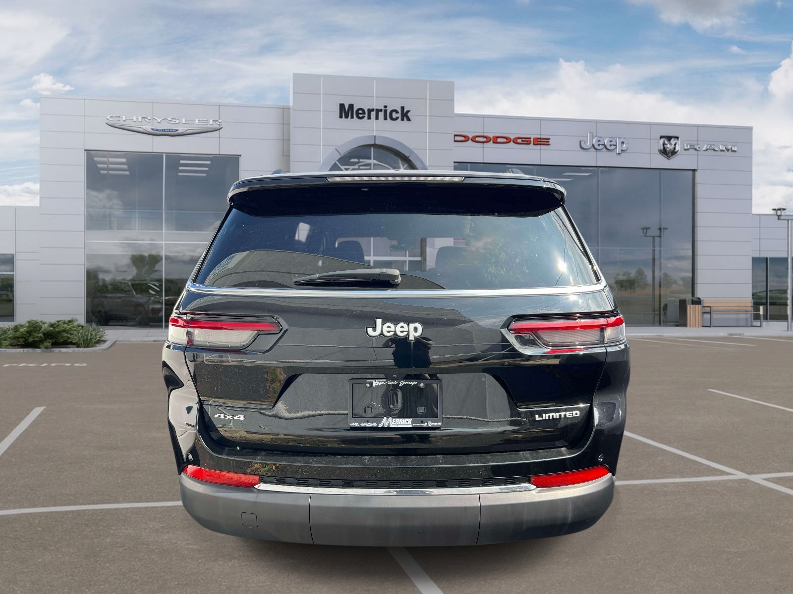 Used 2025 Jeep Grand Cherokee L Limited w/ MOPAR Finishing Package AWD/4WD image 7