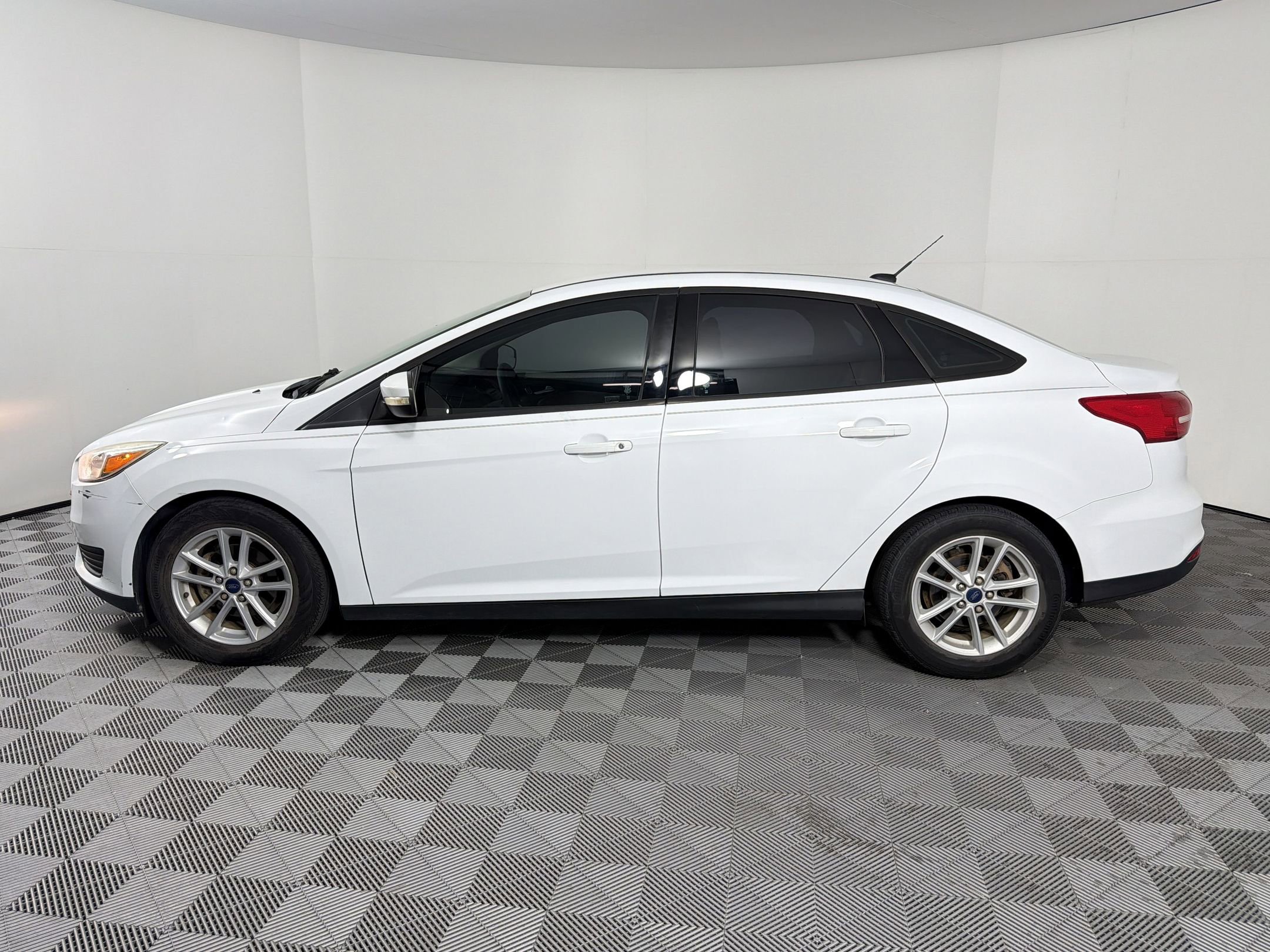 Used 2017 Ford Focus SE FWD image 2