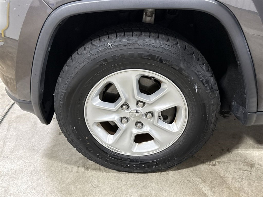 Used 2017 Jeep Grand Cherokee Laredo w/ Quick Order Package 23E image 25