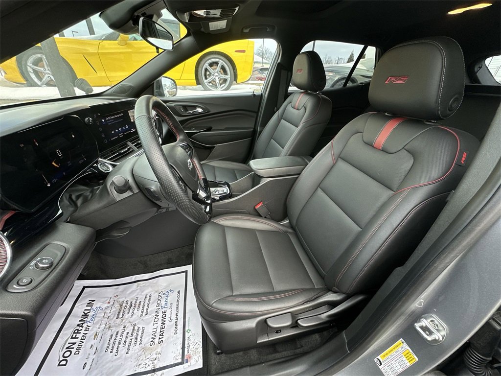 Used 2025 Chevrolet Trax RS w/ Sunroof Package image 11