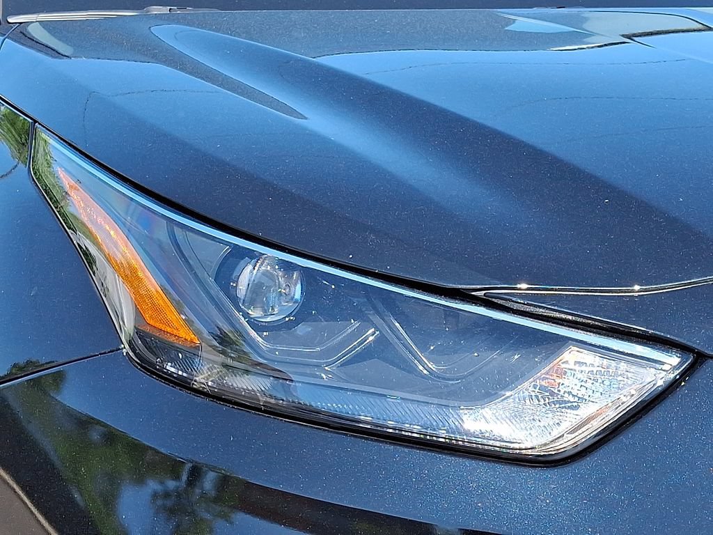 Certified 2025 Toyota Highlander LE AWD/4WD image 9