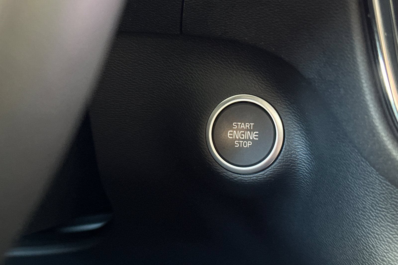 Certified 2023 Volvo XC40 B4 Plus FWD image 26