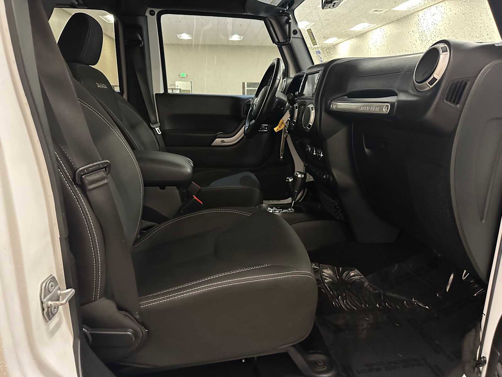 Used 2017 Jeep Wrangler Unlimited Sahara image 25
