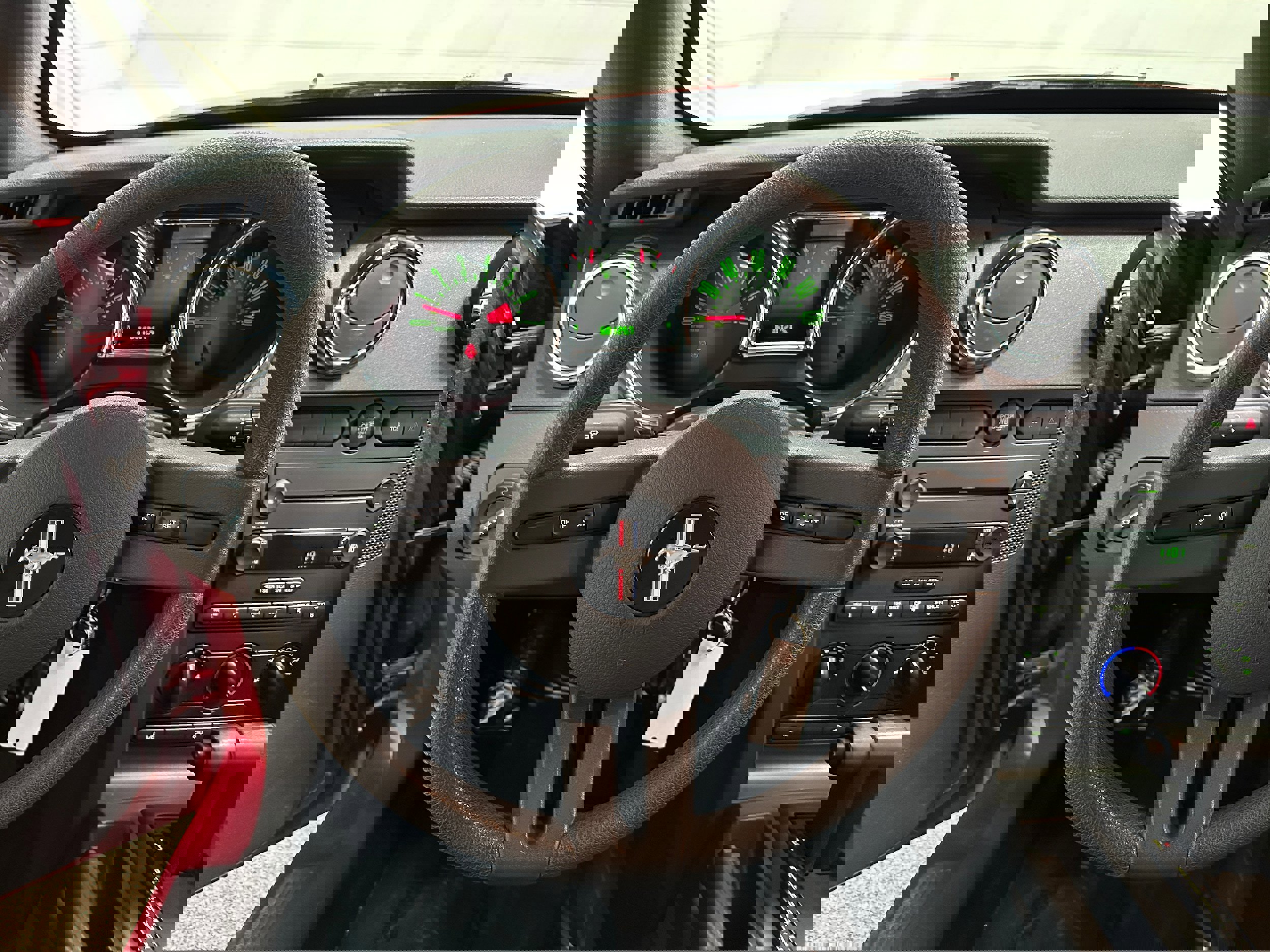 Used 2005 Ford Mustang Deluxe image 12