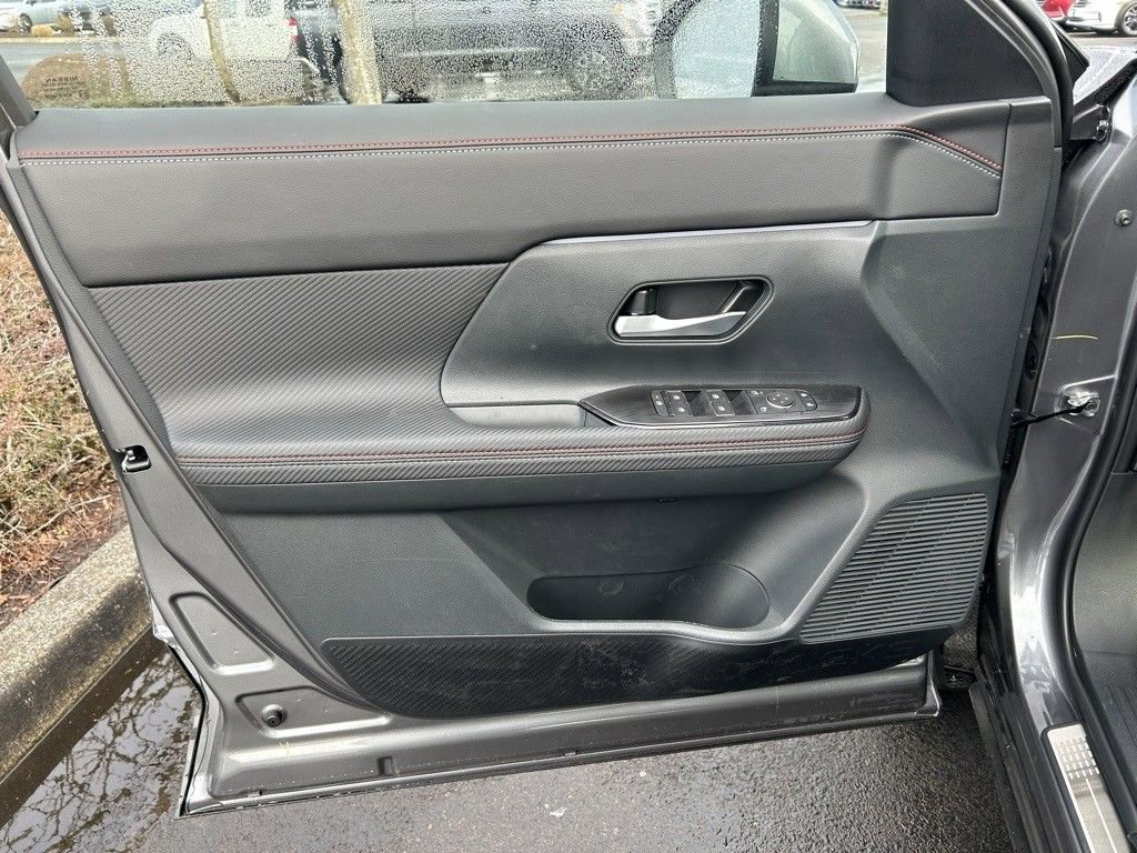 New 2025 Nissan Kicks SR w/ Illumination Package AWD/4WD image 9