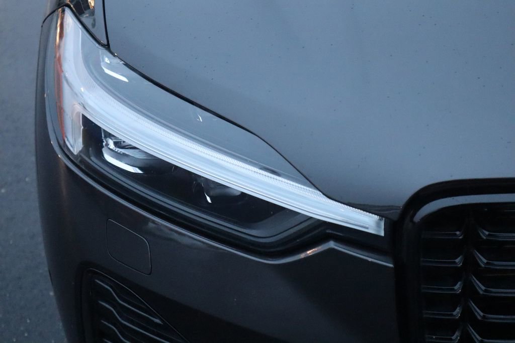 Used 2025 Volvo XC60 B5 Plus w/ Climate Package image 9