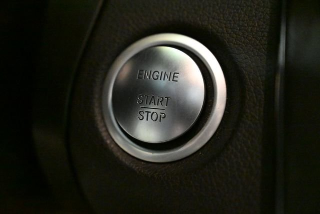 Used 2018 Mercedes-Benz GLC 300 4MATIC image 34