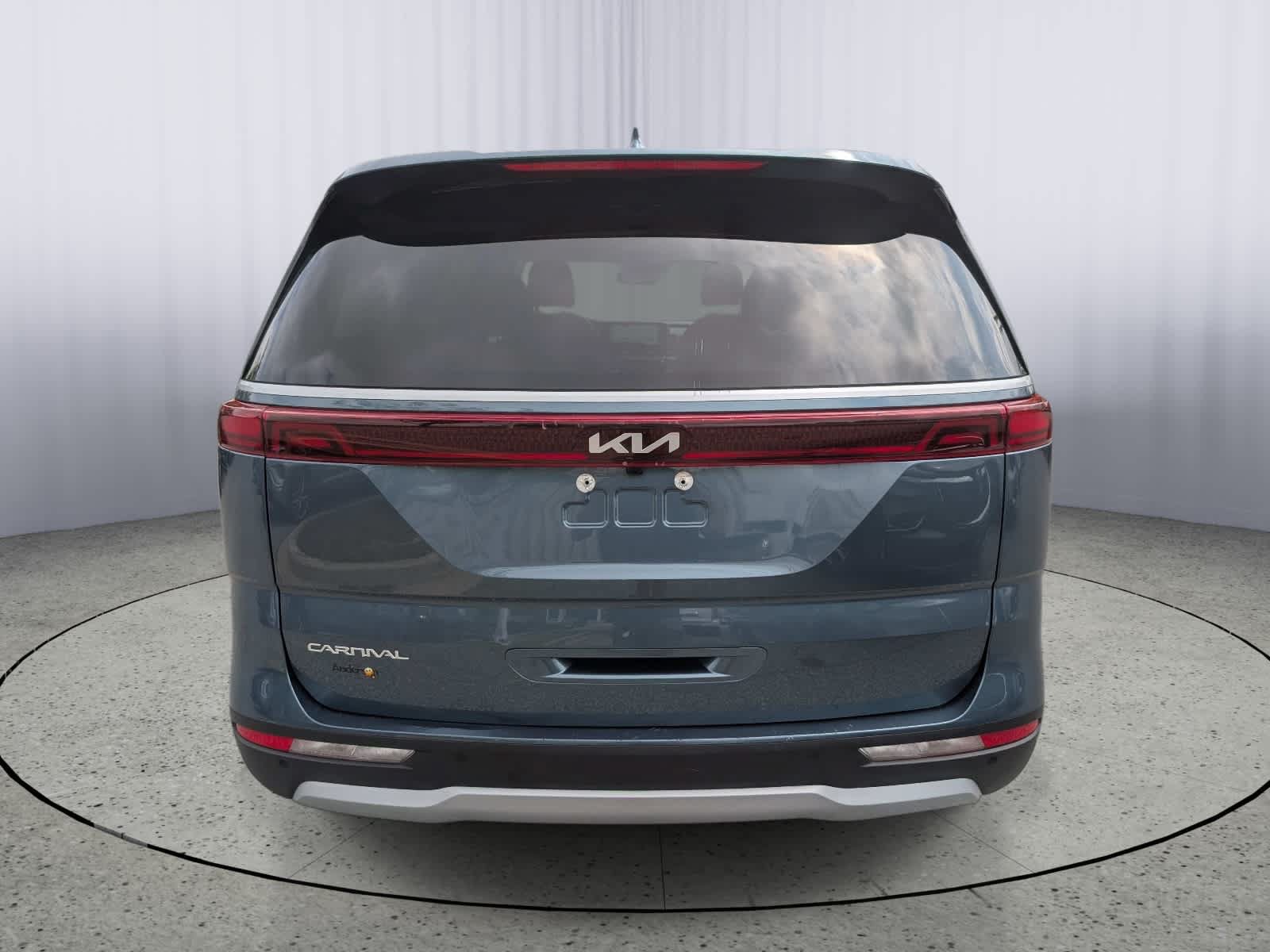 Used 2024 Kia Carnival EX FWD image 4