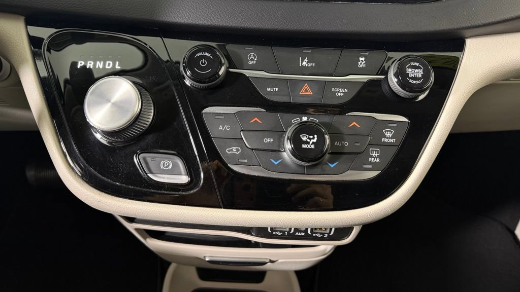 Used 2022 Chrysler Pacifica Touring-L FWD image 23