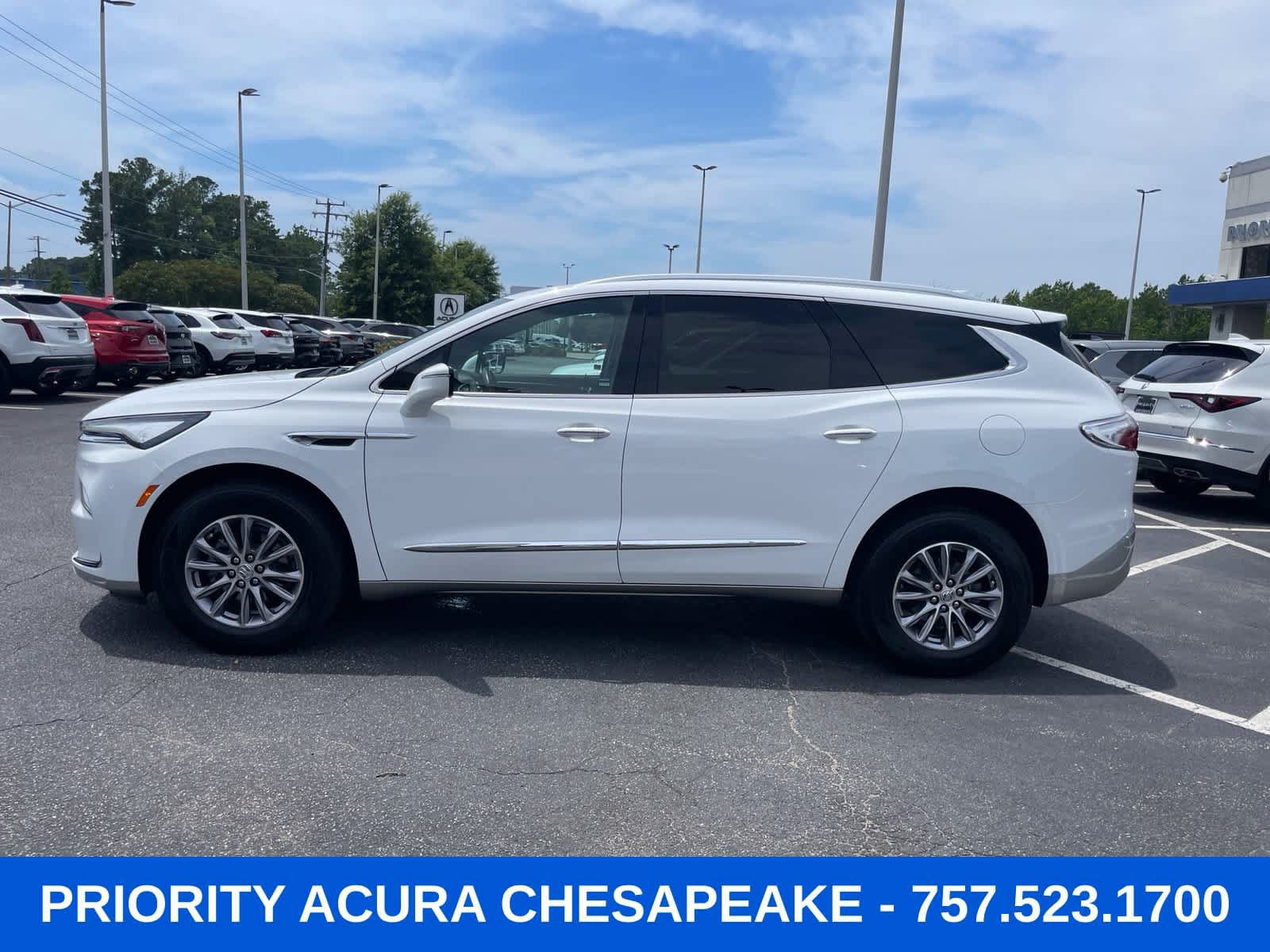 Used 2023 Buick Enclave Essence FWD image 3
