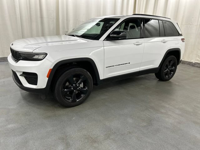Used 2024 Jeep Grand Cherokee Altitude AWD/4WD image 2