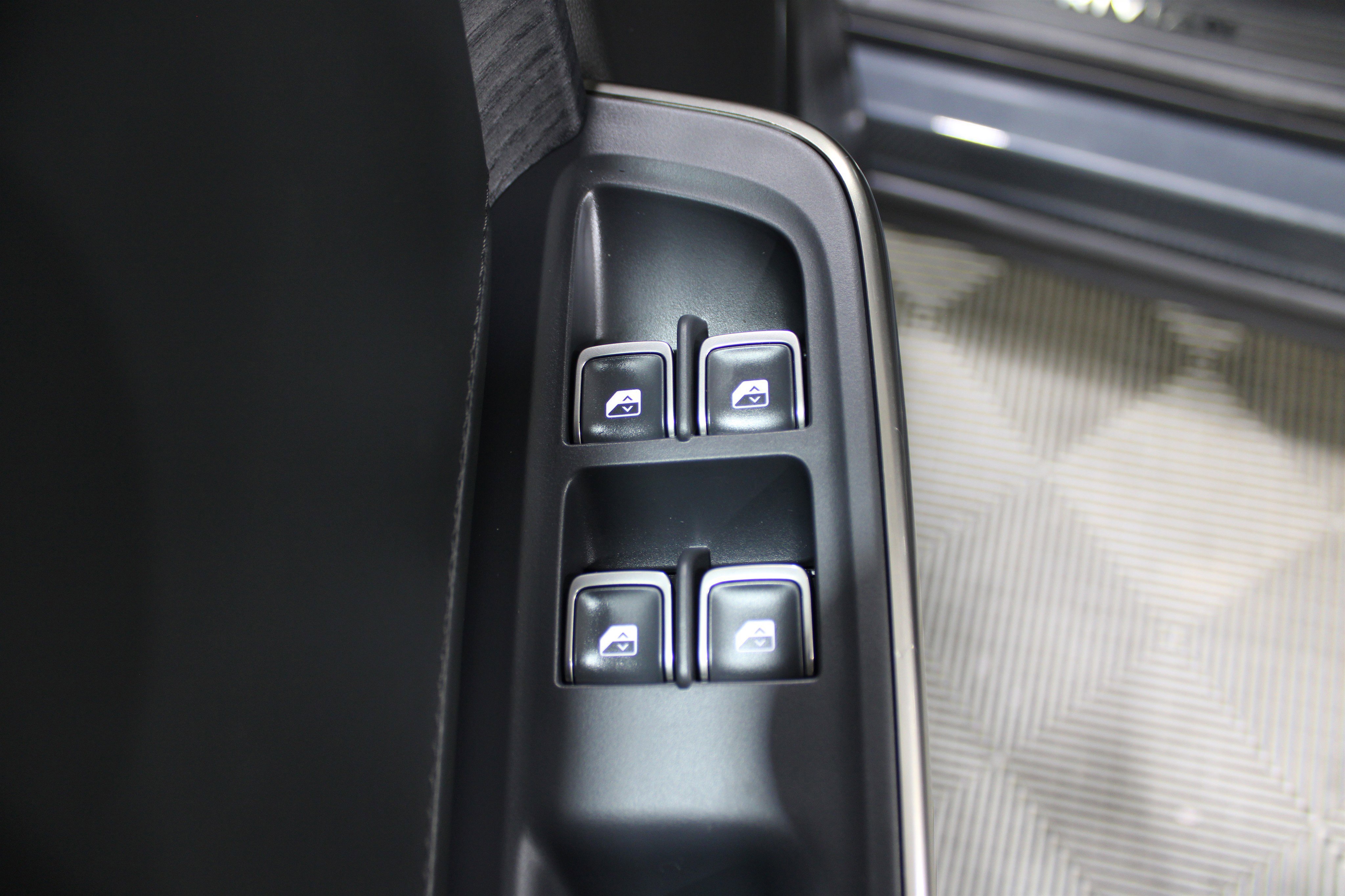 Used 2024 Rivian R1S Adventure image 8