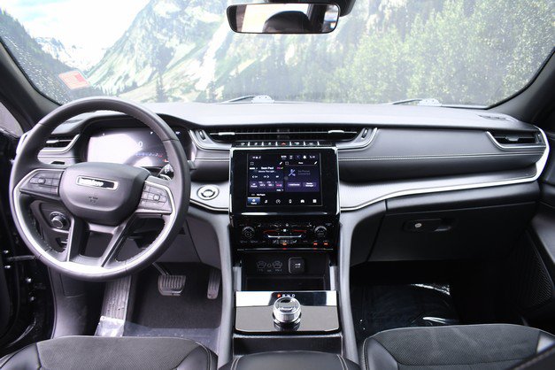 Used 2025 Jeep Grand Cherokee Altitude AWD/4WD image 18