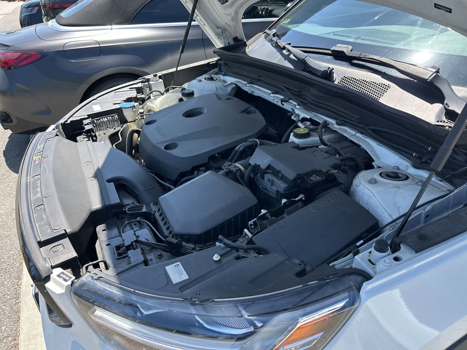 Used 2019 Volvo XC40 T4 R-Design FWD image 32