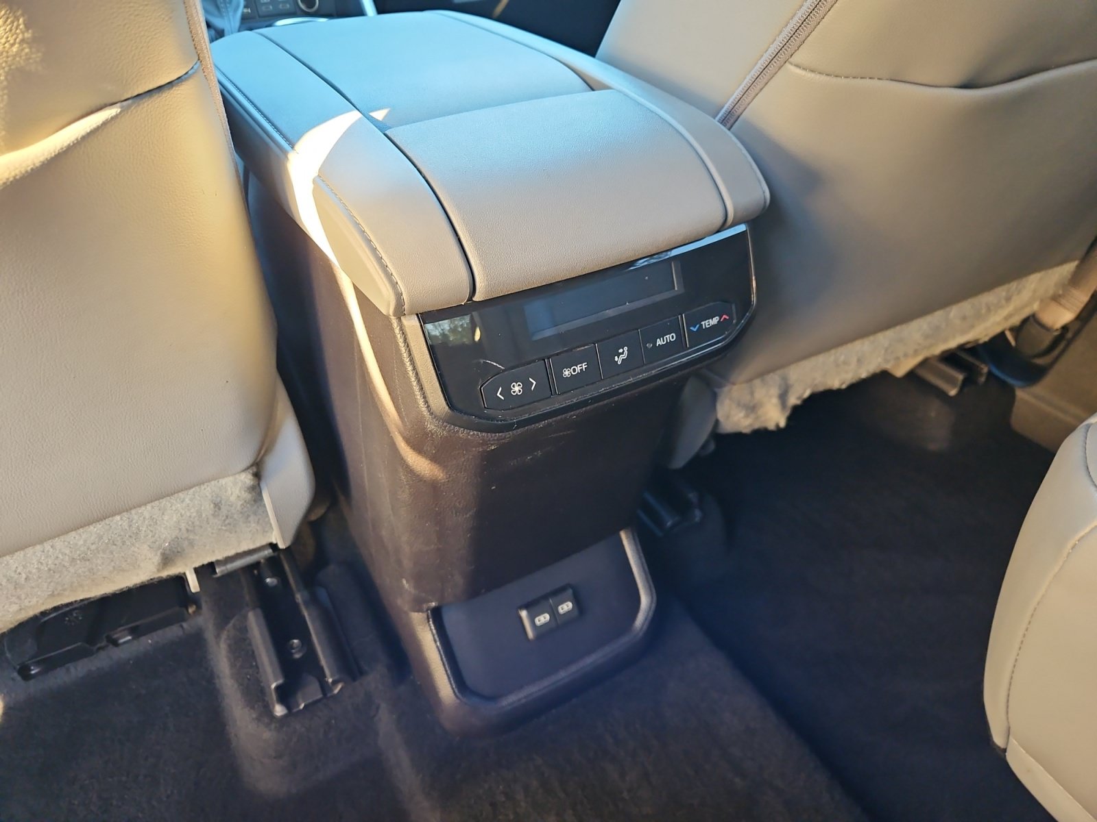 Used 2022 Toyota Highlander XLE AWD/4WD image 13