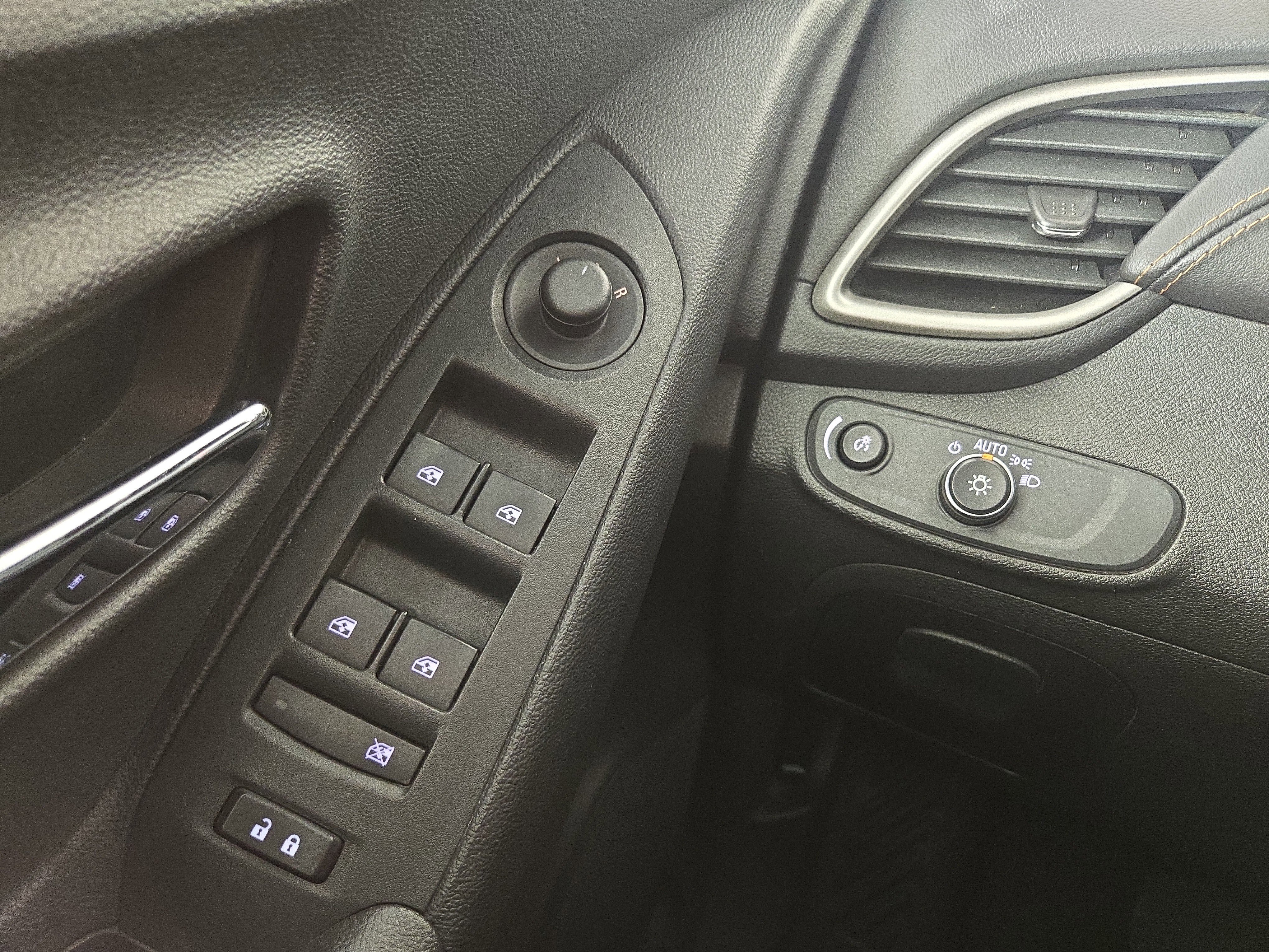 Used 2019 Chevrolet Trax LT w/ Driver Confidence Package image 28