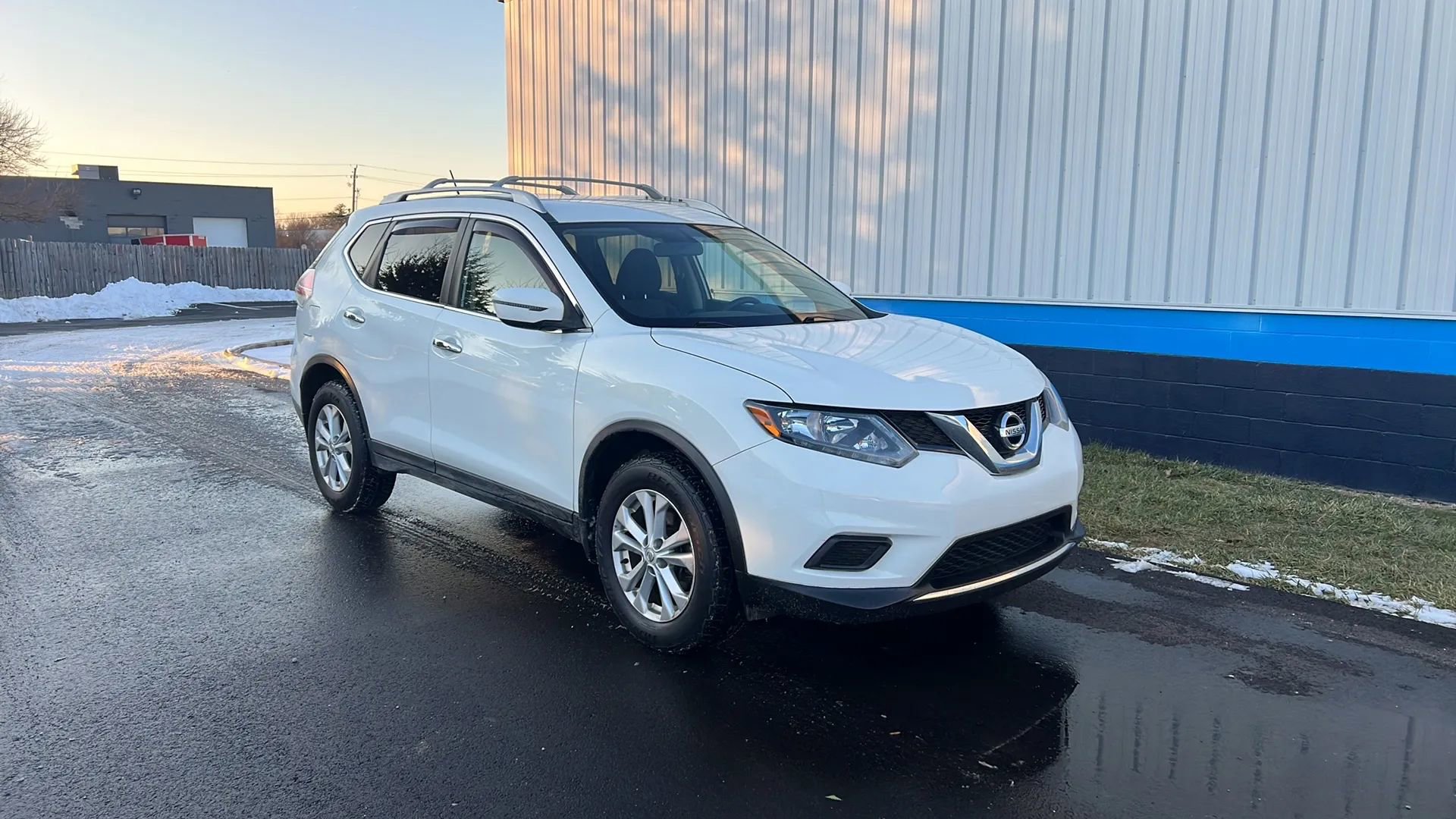 Used 2016 Nissan Rogue SV image 3