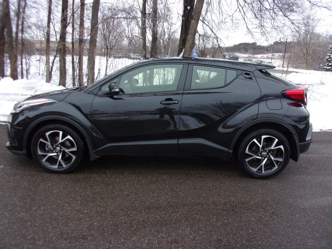 Used 2021 Toyota C-HR XLE image 2