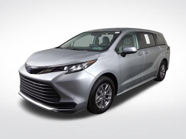 Used 2023 Toyota Sienna LE FWD image 2