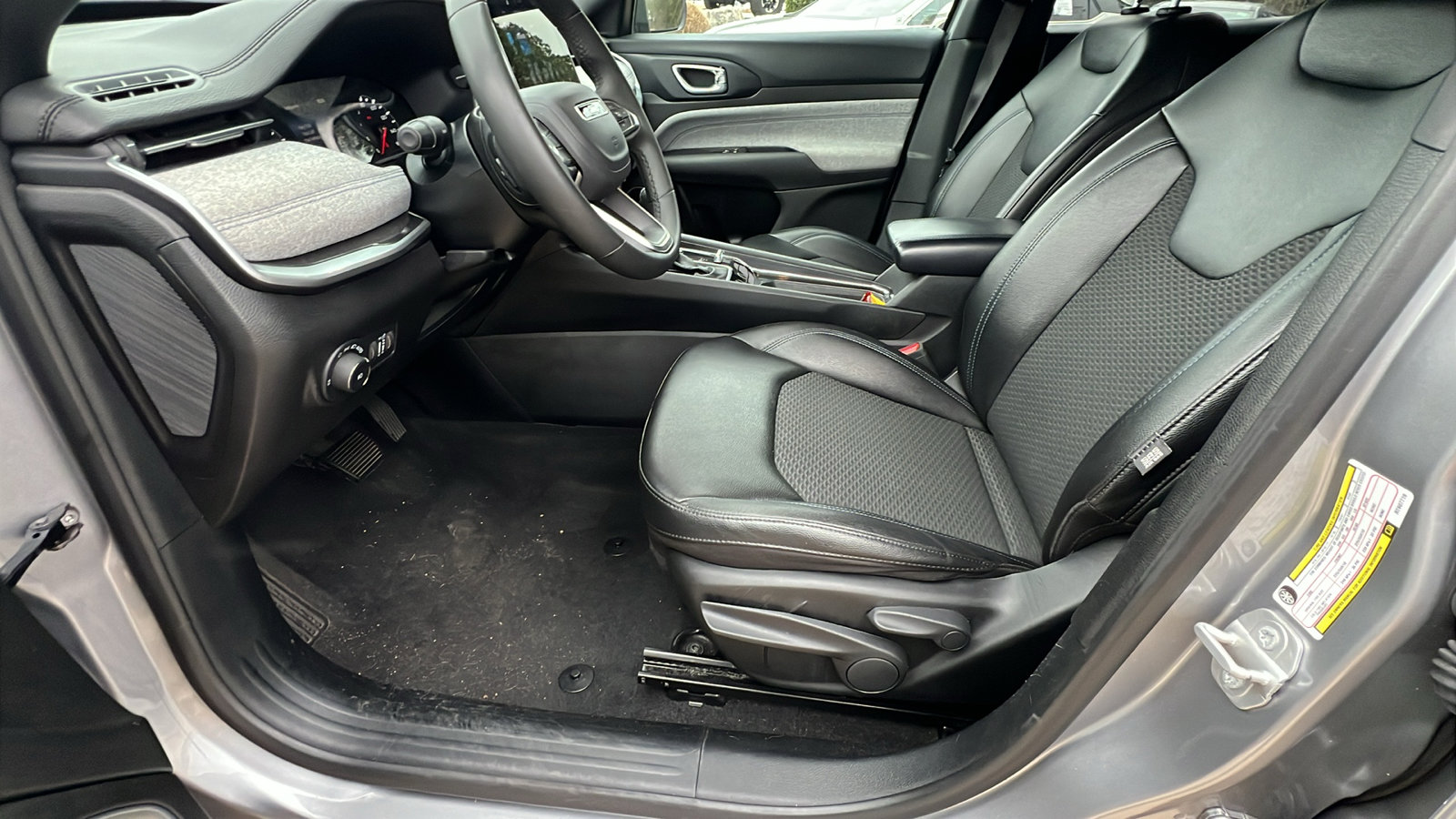 Used 2024 Jeep Compass Latitude image 16