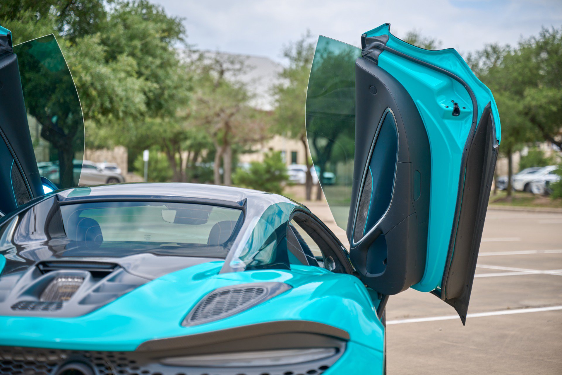 Used 2025 McLaren Artura Spider RWD image 35