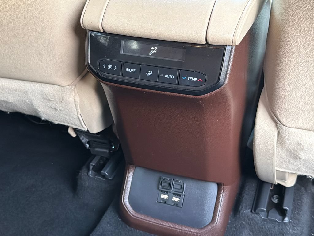 Used 2021 Toyota Highlander XLE AWD/4WD image 19