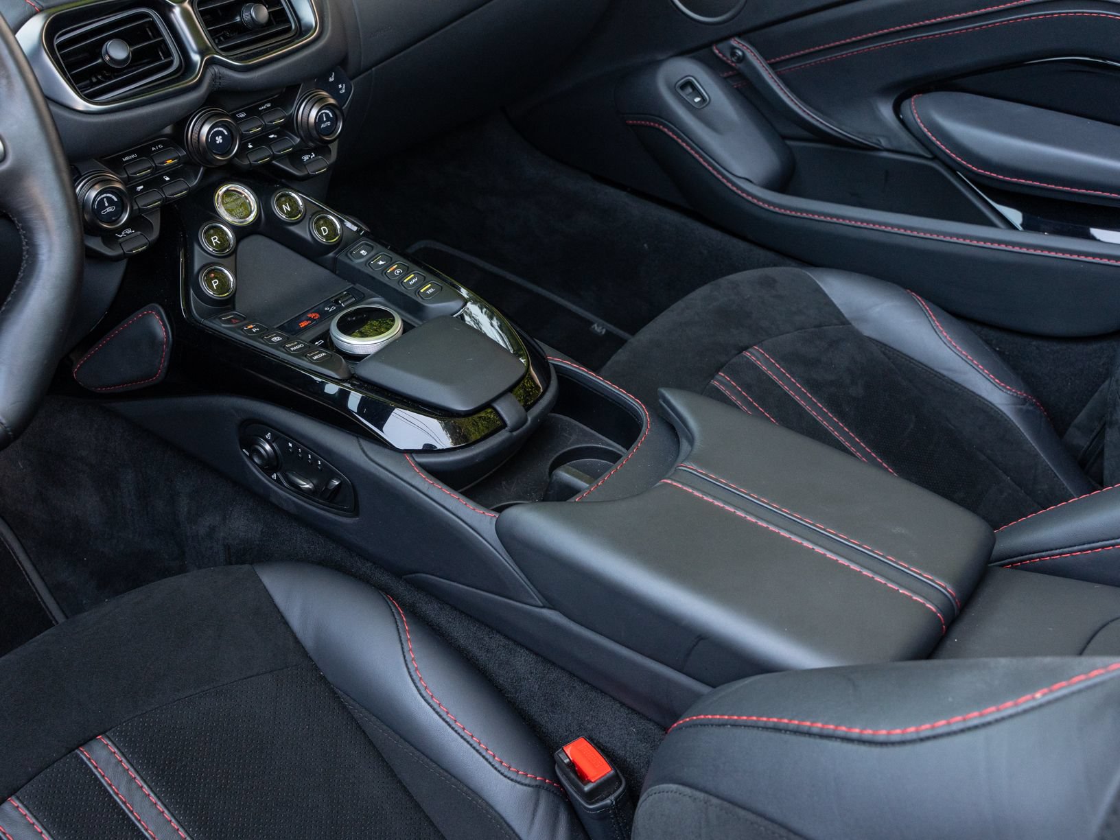 Used 2023 Aston Martin V8 Vantage Roadster RWD image 31