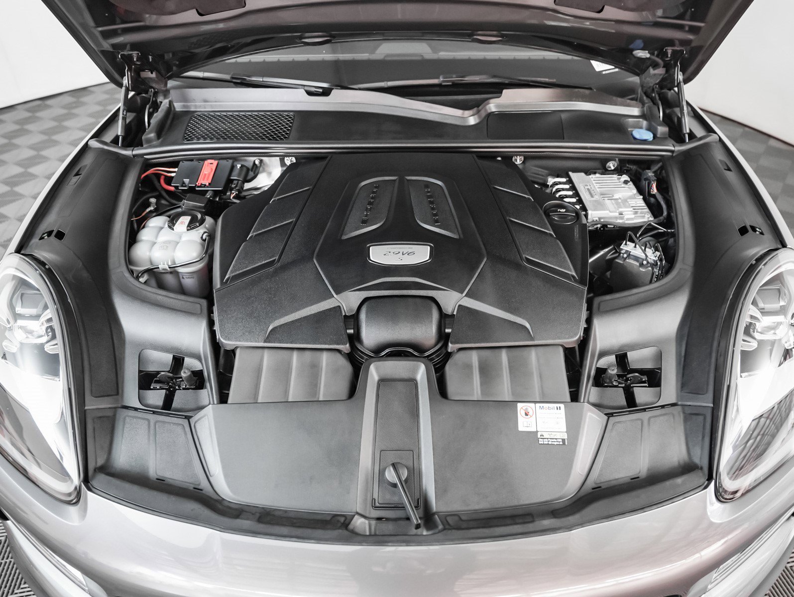 Used 2023 Porsche Cayenne S w/ Premium Package image 13