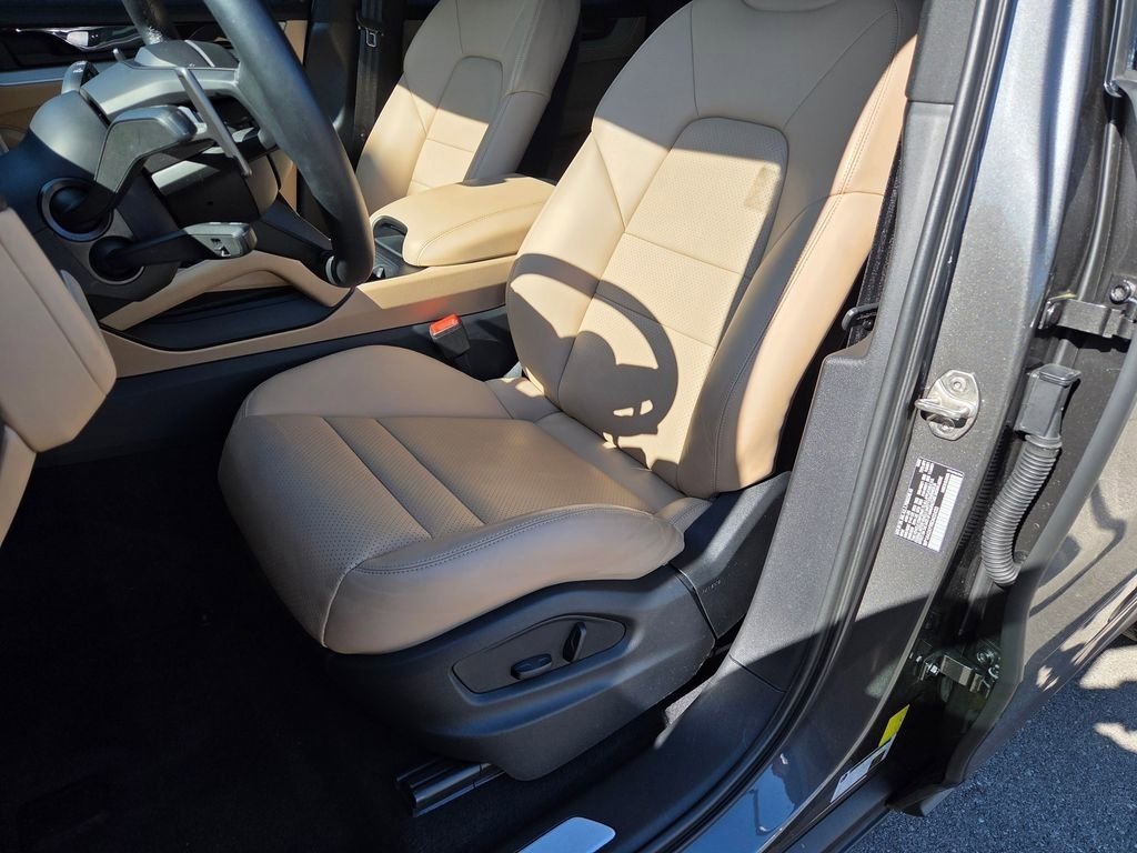 Used 2024 Porsche Cayenne image 6