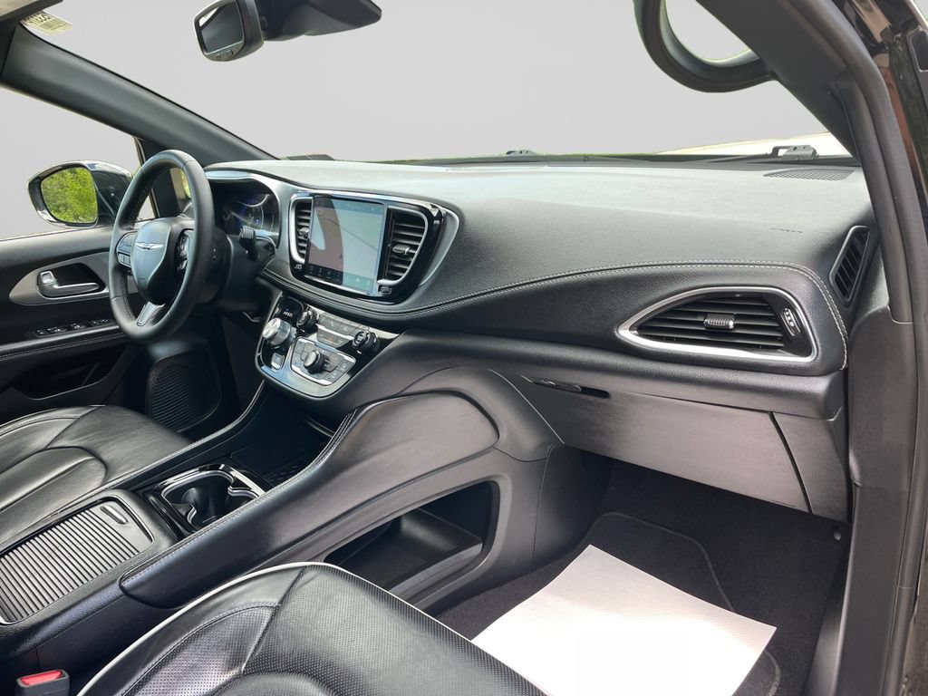 Used 2025 Chrysler Pacifica Limited FWD image 10