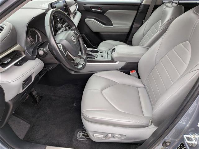 Used 2022 Toyota Highlander XLE AWD/4WD image 16