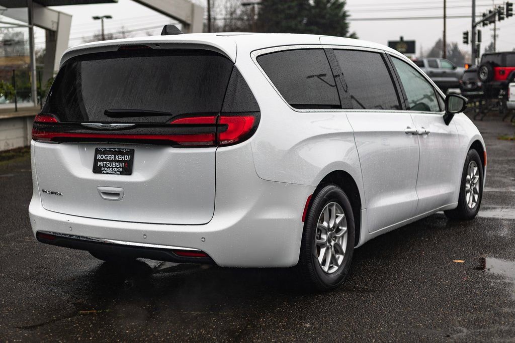 Used 2024 Chrysler Pacifica Touring-L image 8