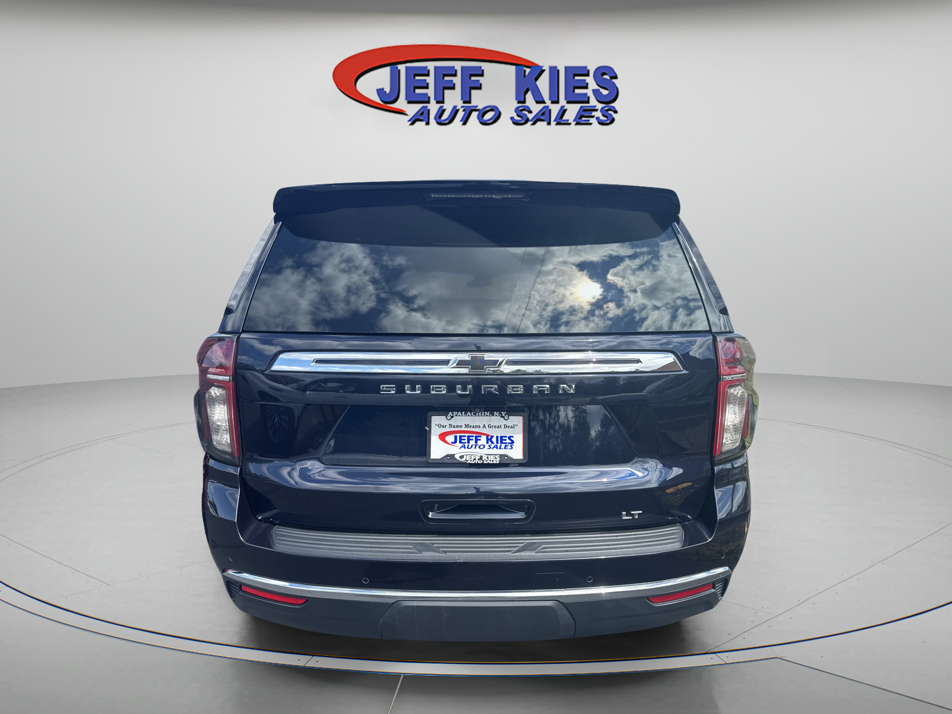 Used 2022 Chevrolet Suburban LT AWD/4WD image 6