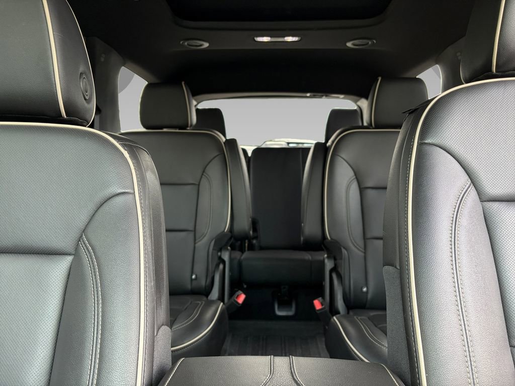 Used 2023 Chevrolet Traverse Premier w/ Redline Edition image 3